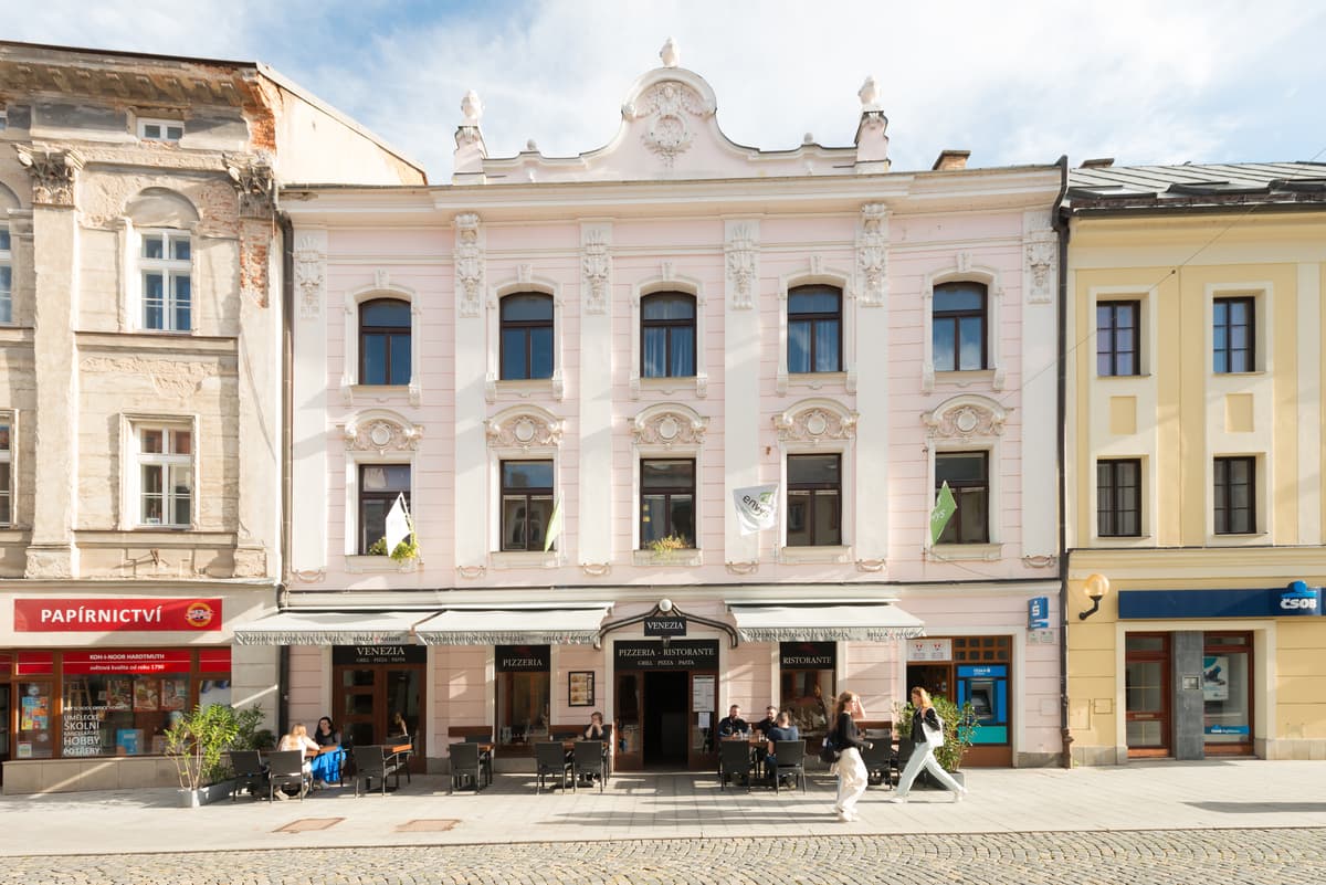 Historická fotografie fasády restaurace Venezia