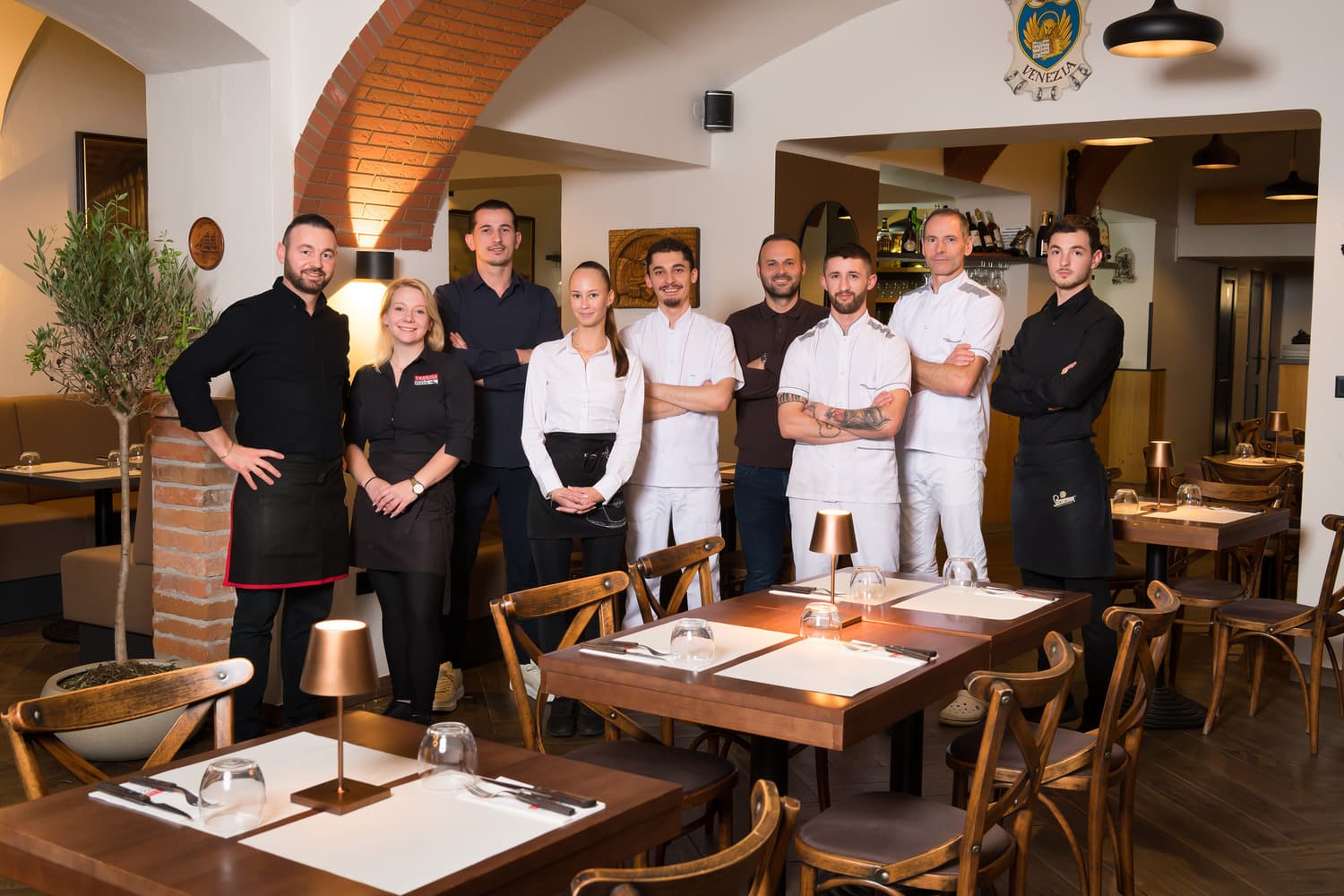 Série kuchařů připravujících pokrmy v kuchyni