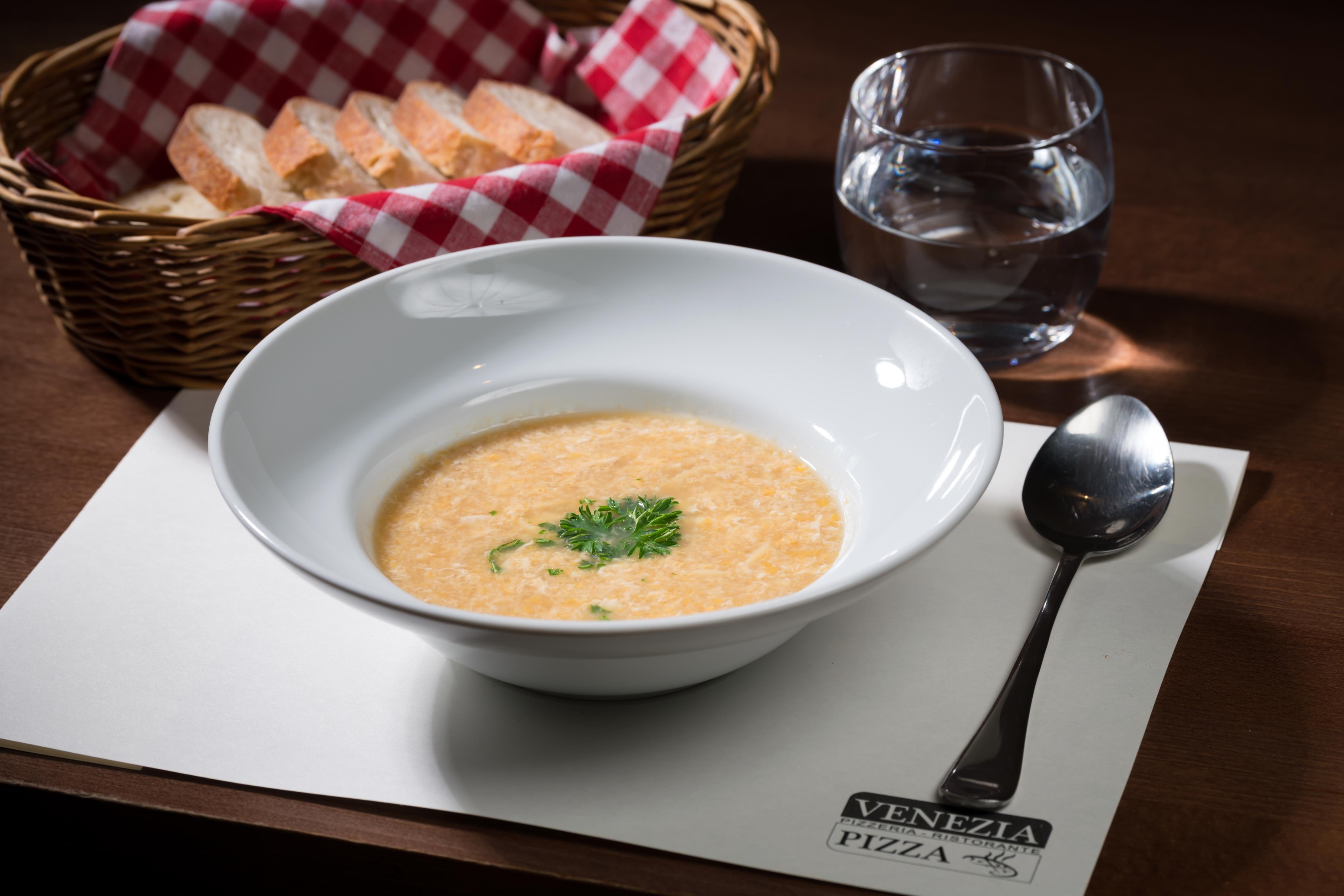 Otevřená kuchyně s kuchaři u výdeje