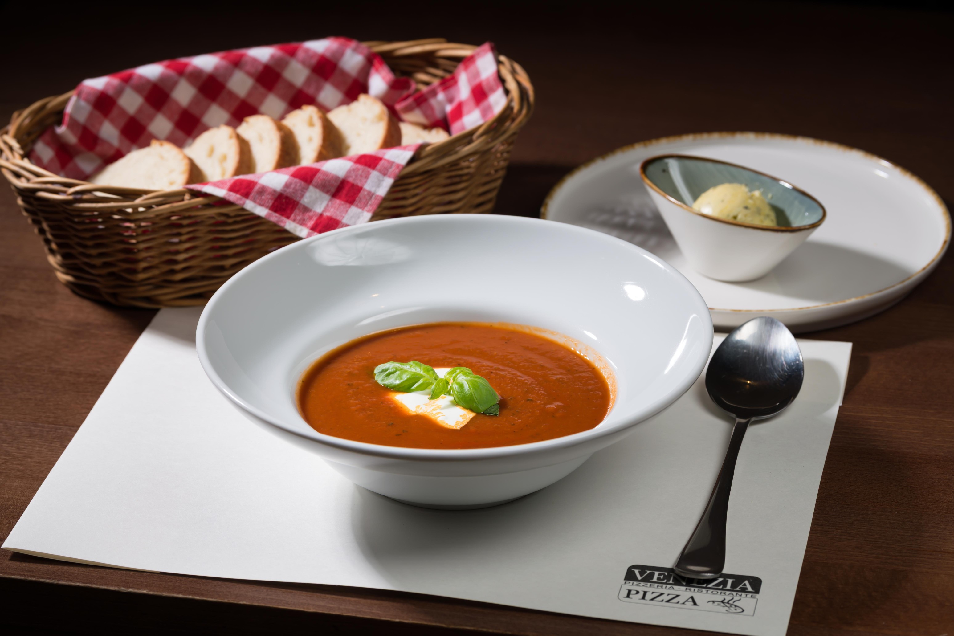 Stojan na víno plný italských lahví