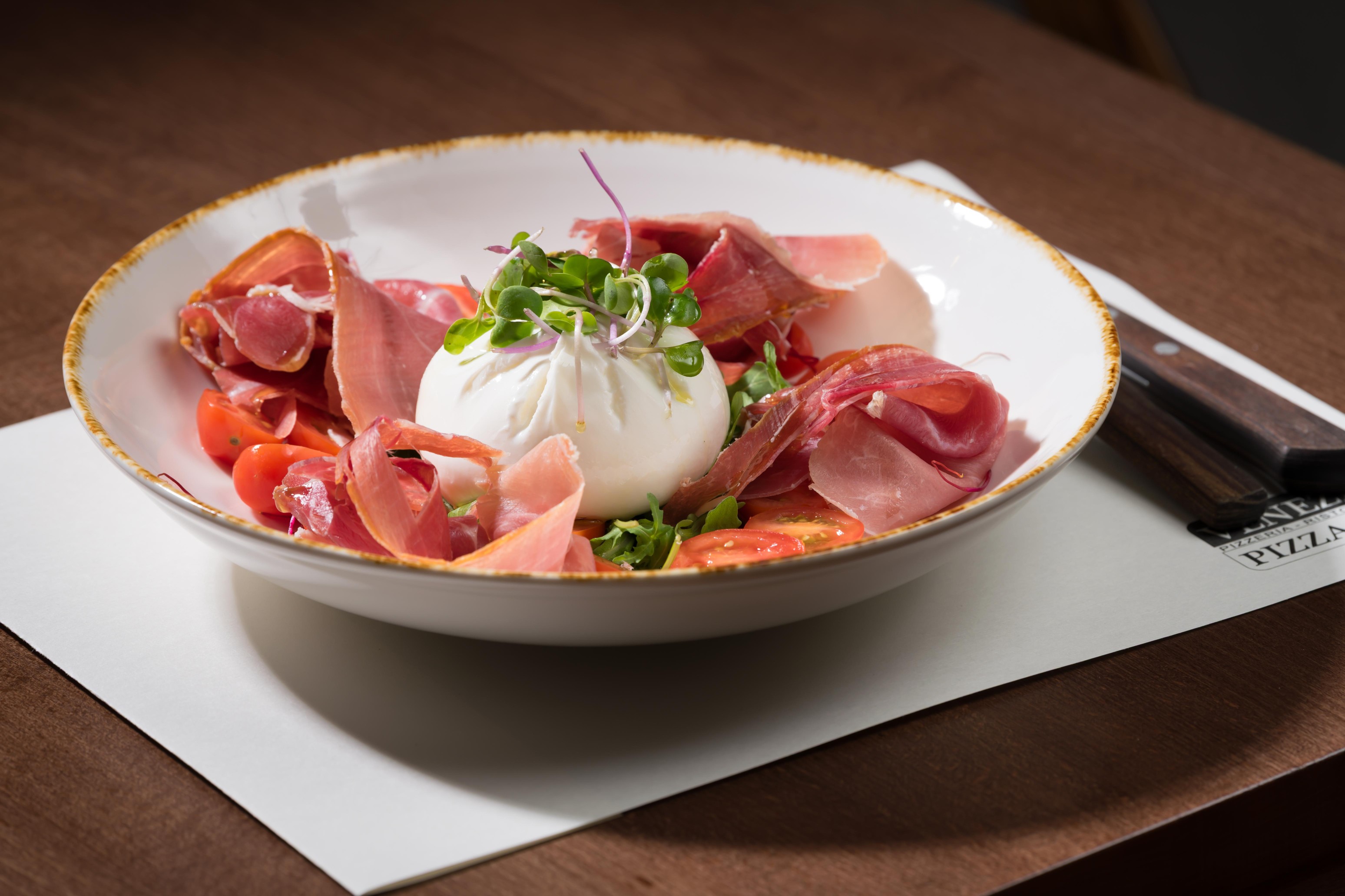 Espresso podávané s biscotti