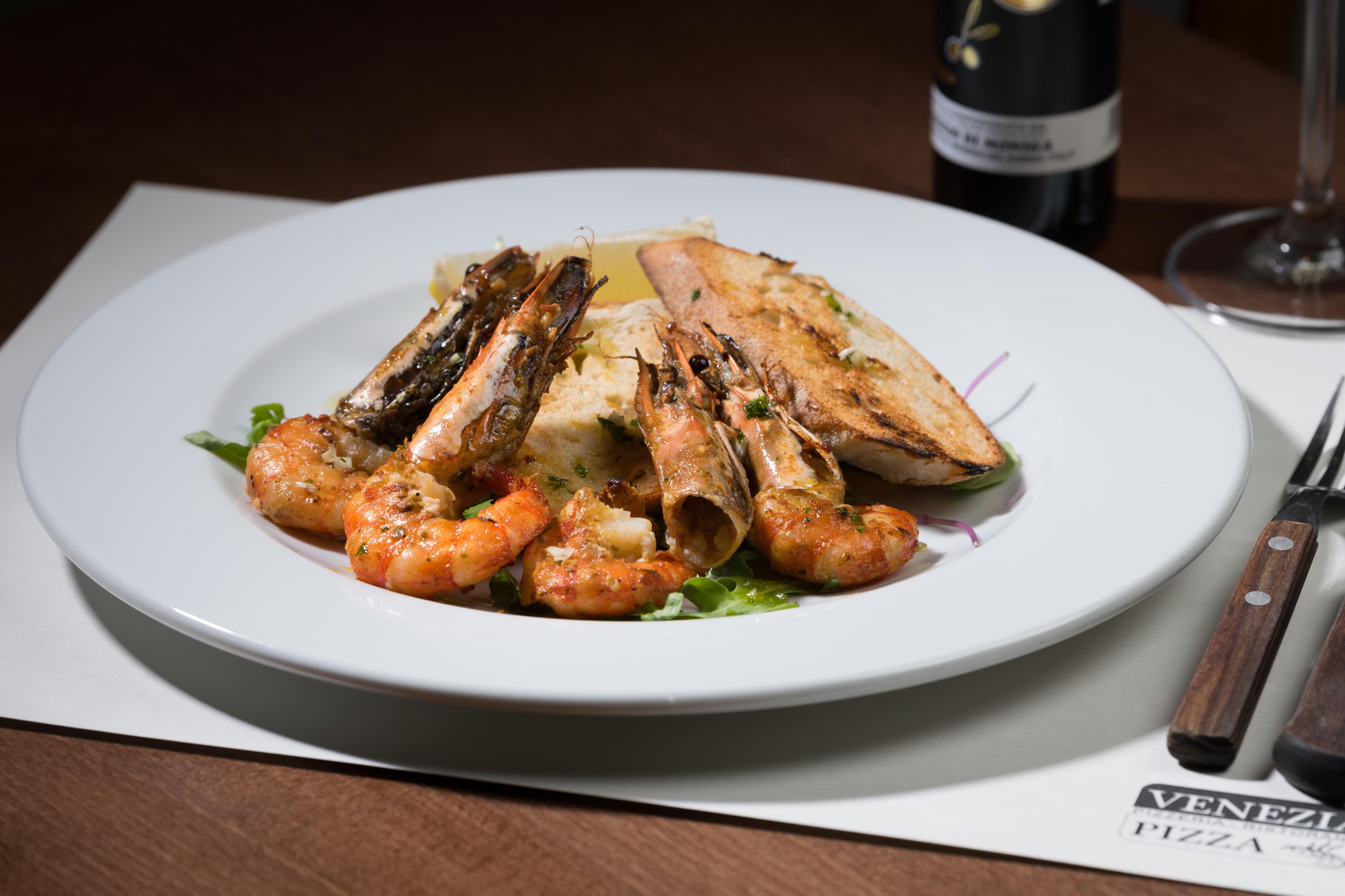 Výběr dezertů s čokoládovou ozdobou