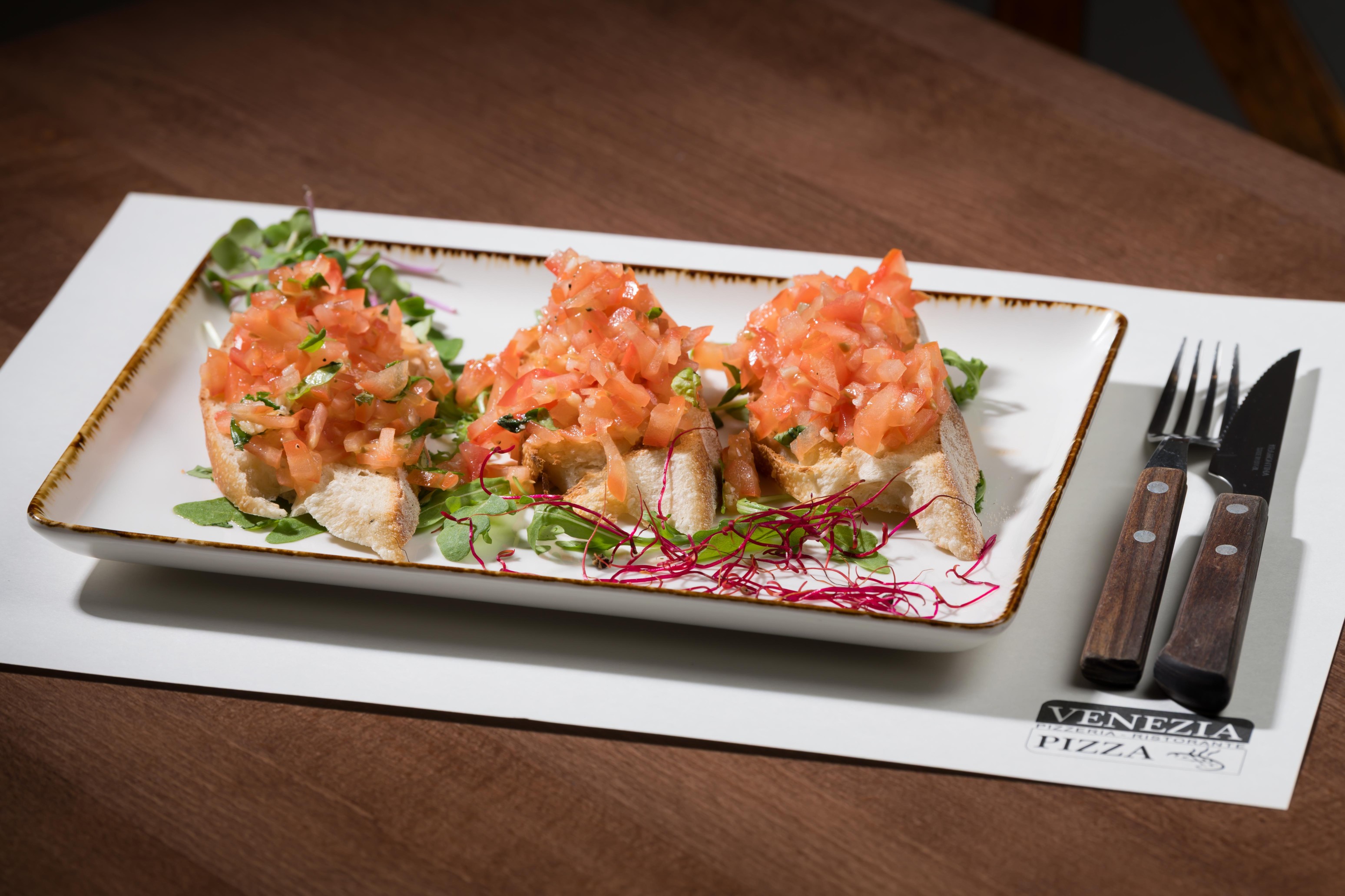 Venkovní posezení připravené na večeři