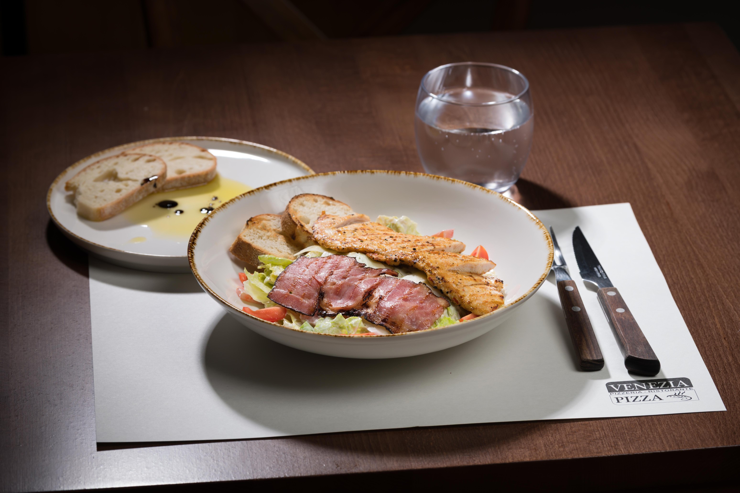 Těsto na pizzu natahované ručně