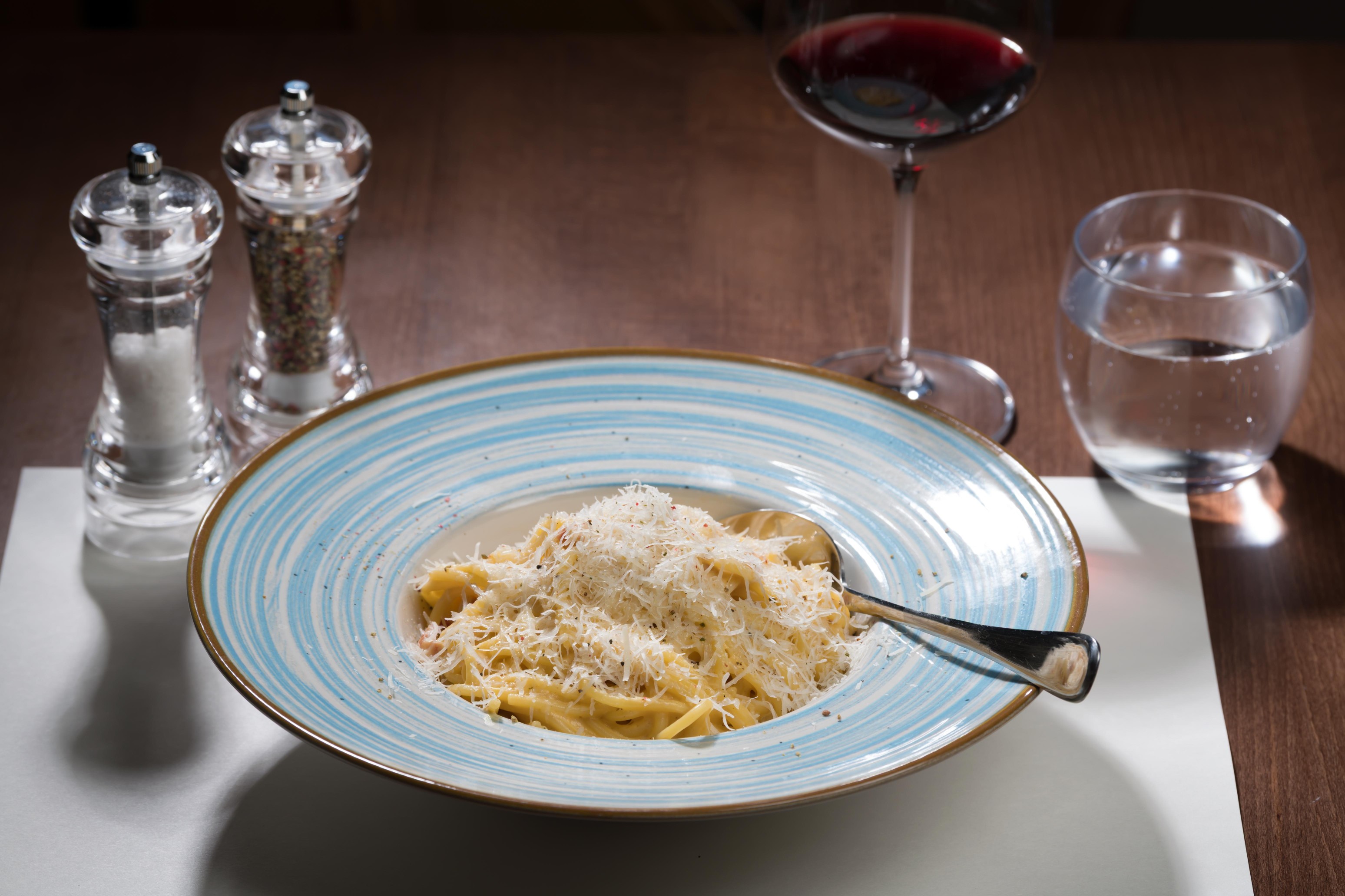 Detail čerstvých bylinek na pultu