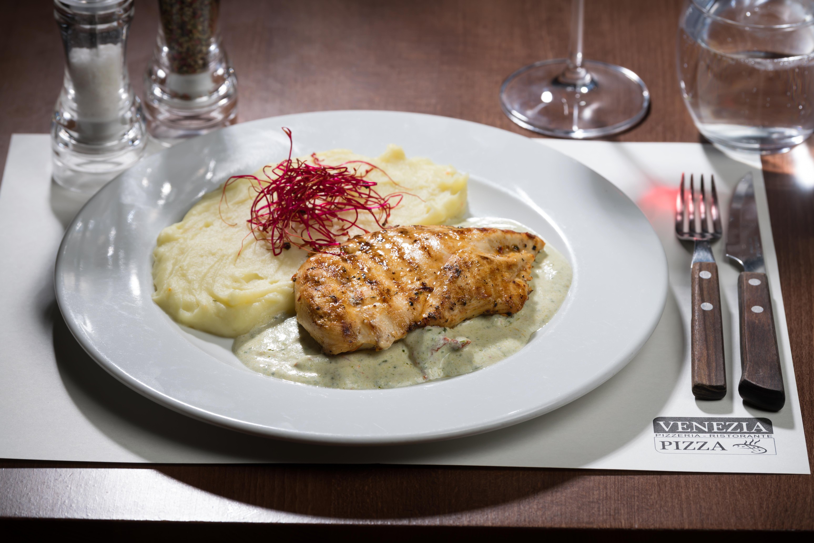 Hosté si připíjejí šumivým vínem