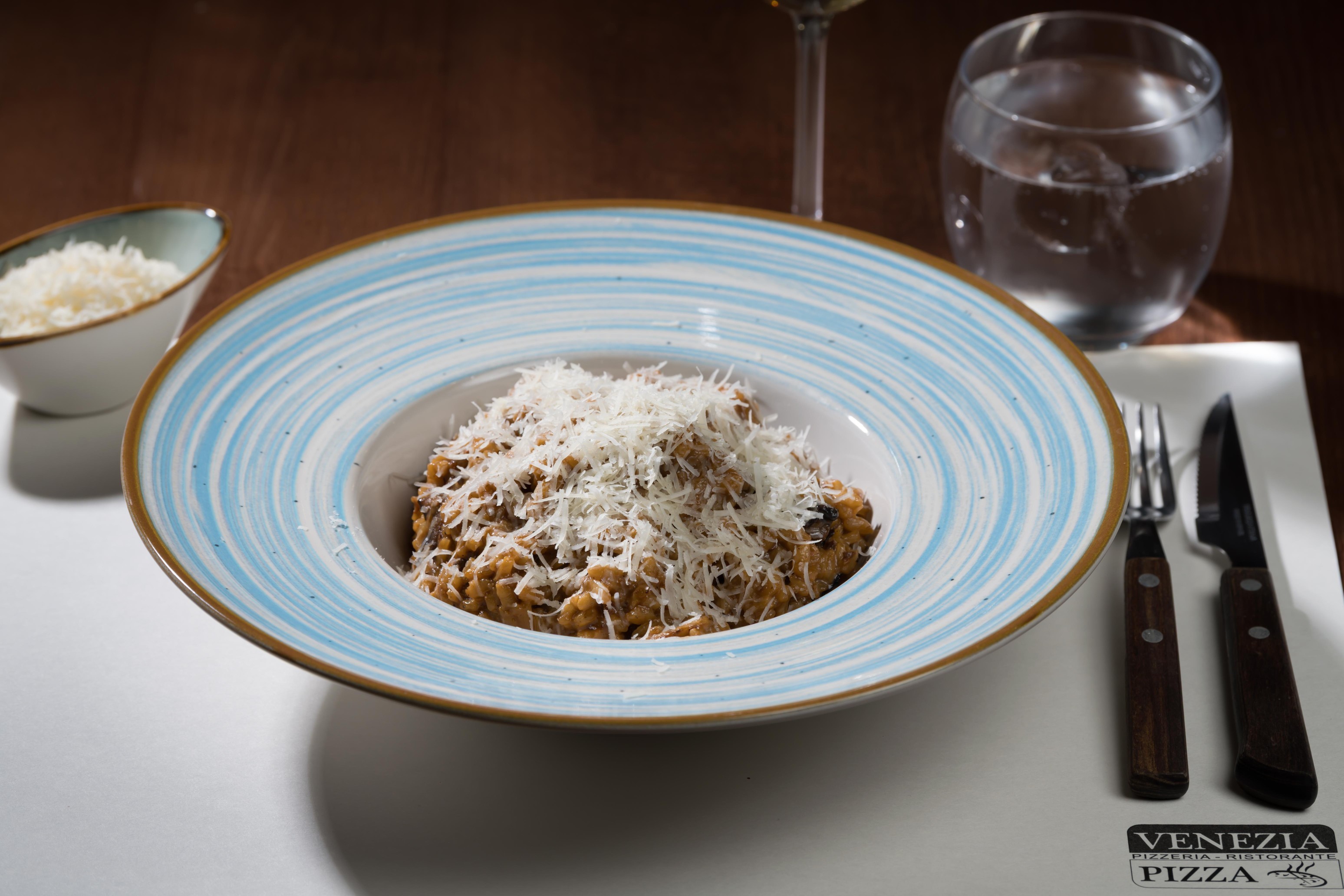 Kuchař krájící čerstvou mozzarellu