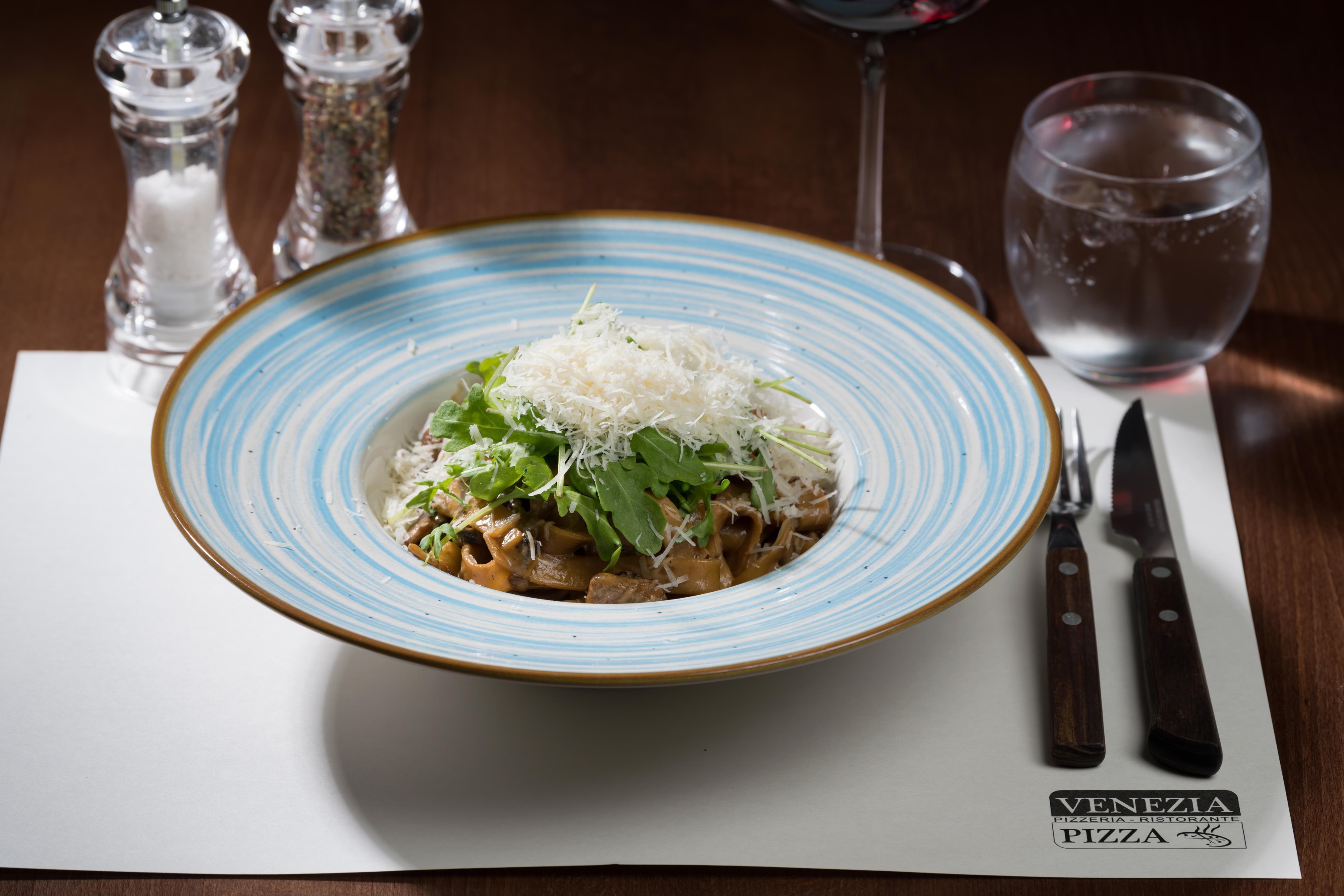 Barman připravující aperitiv