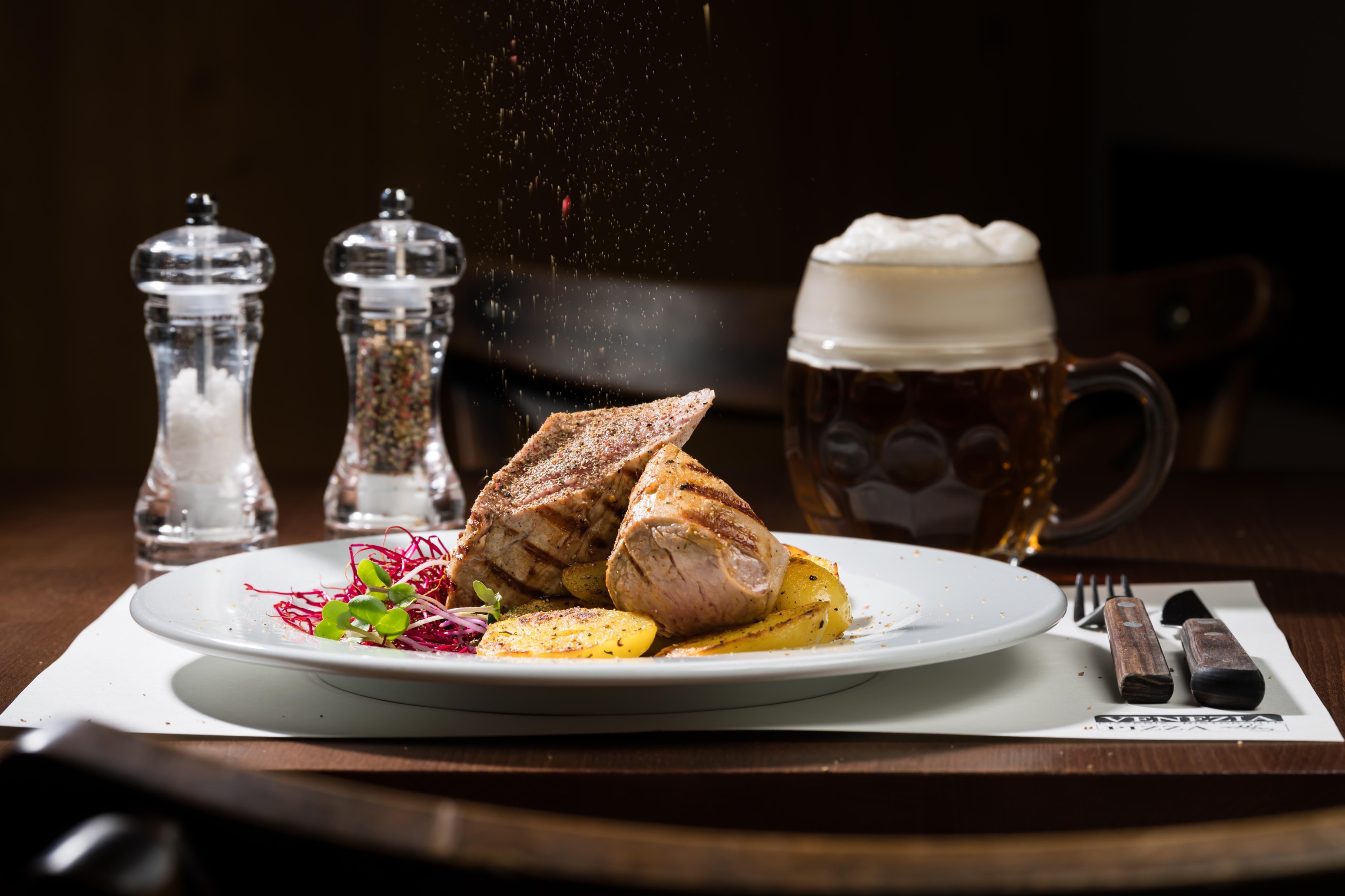 Intimní jídelna s jemným večerním světlem