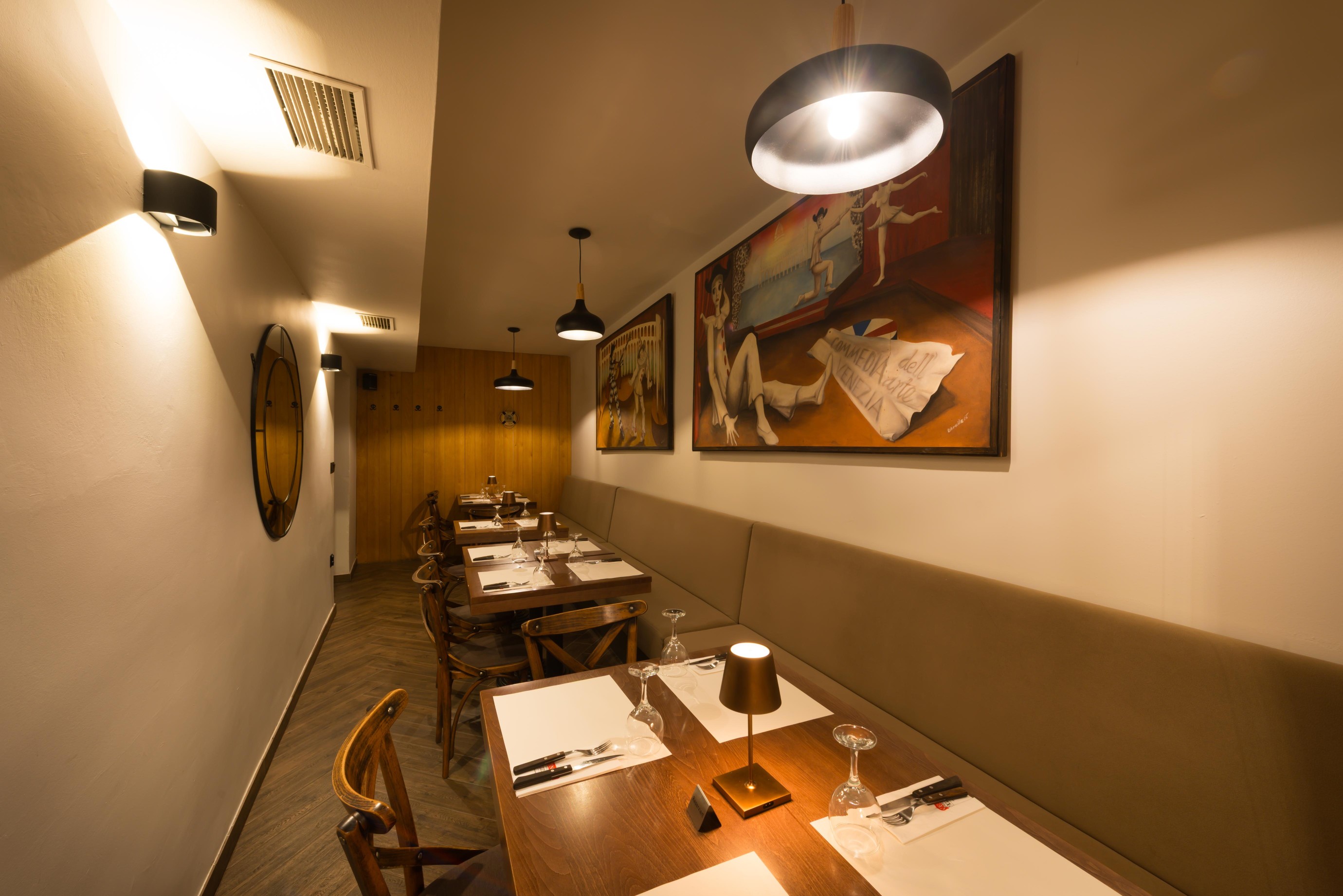 Kousek sýrové pizzy zvednutý z plechu