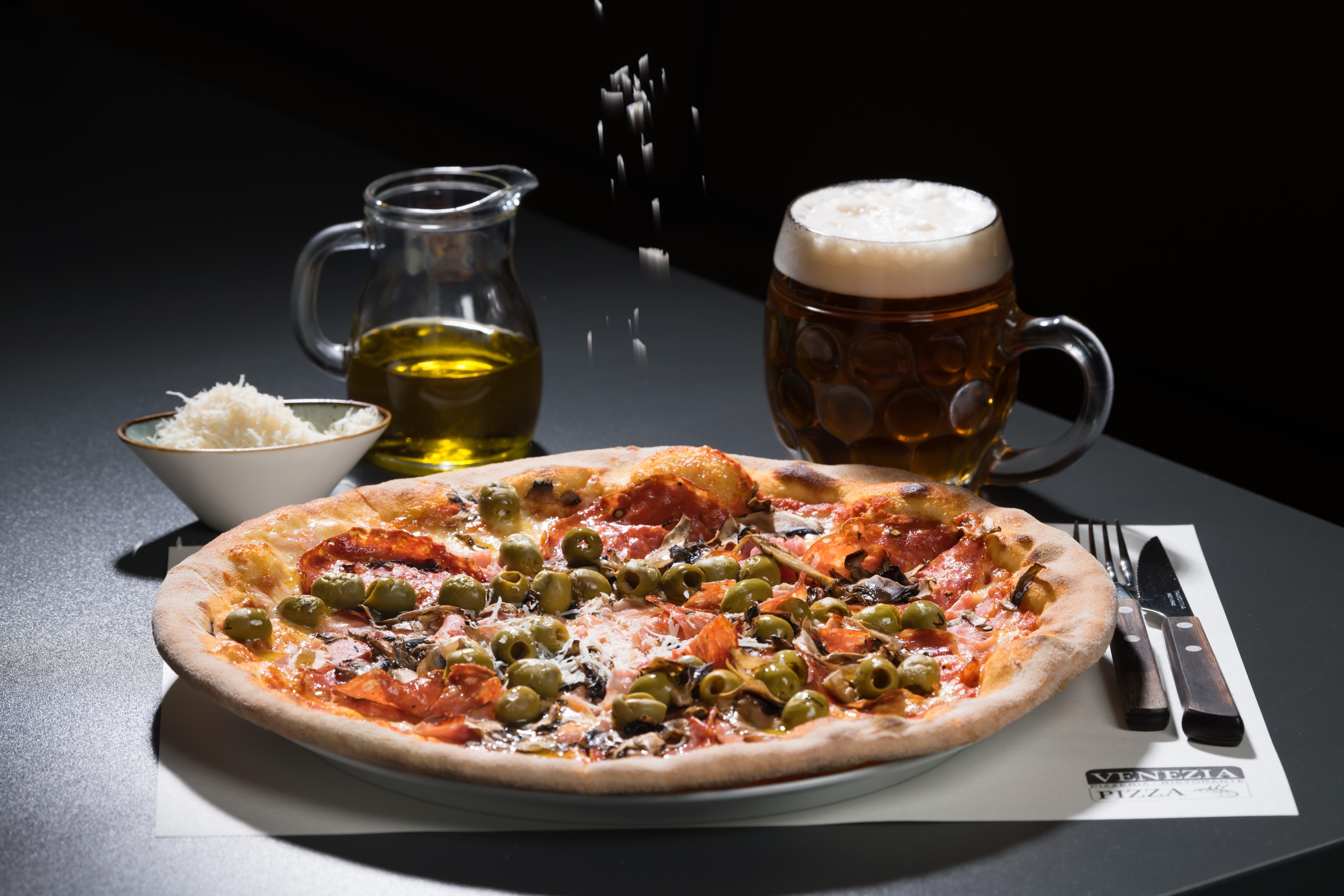 Čerstvé suroviny s rajčaty a kořením