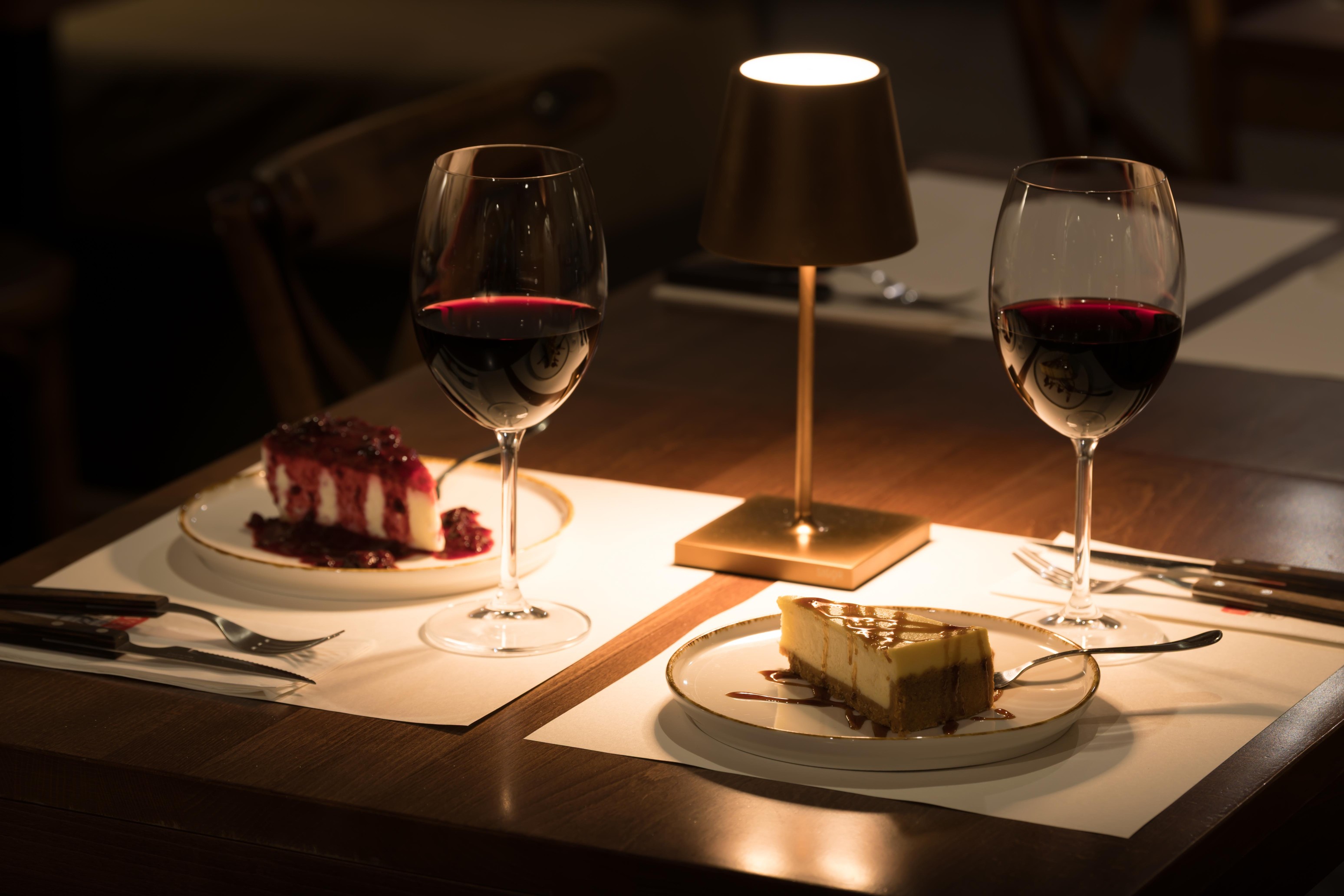 Kousek sýrové pizzy zvednutý z plechu